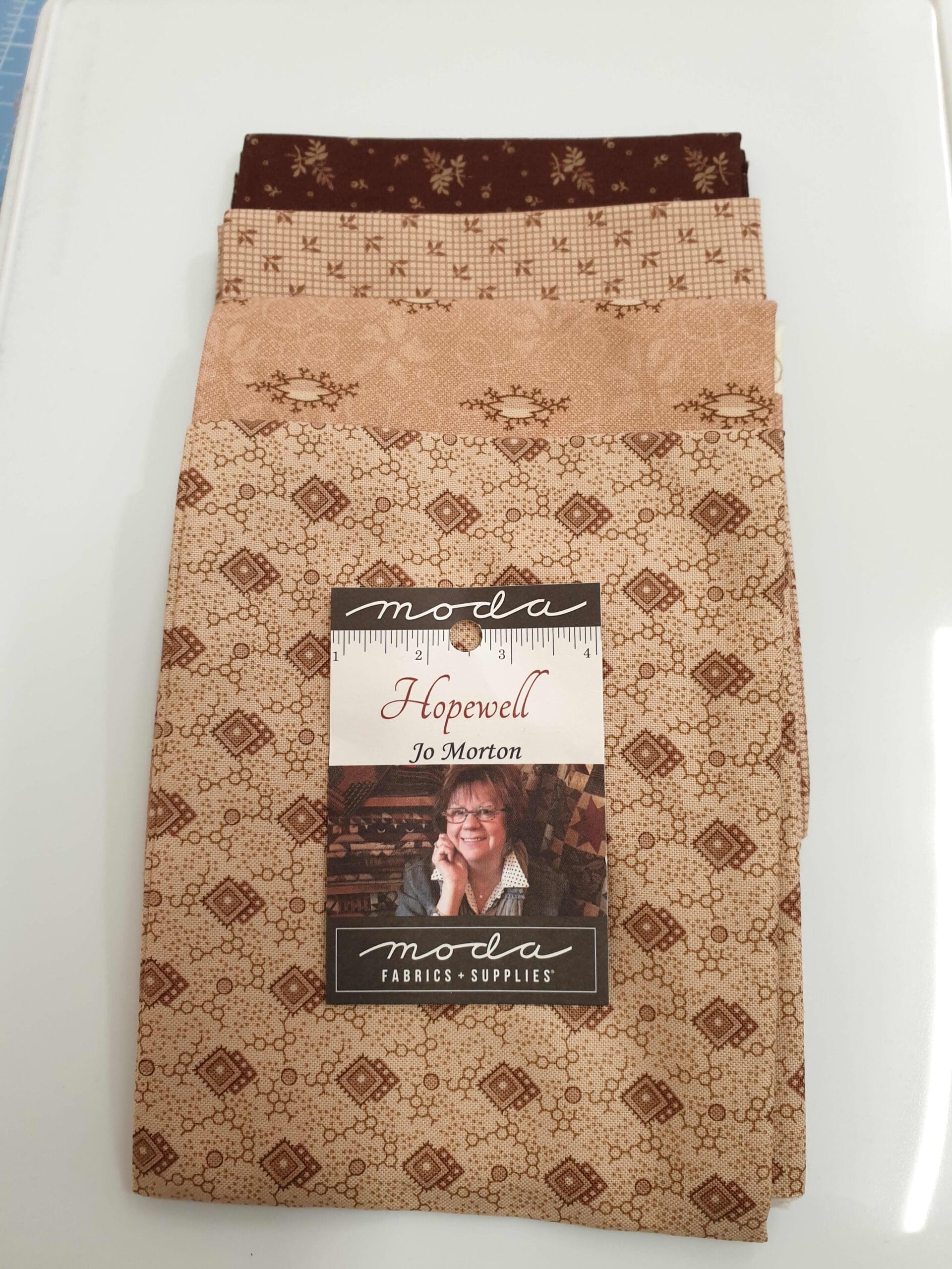 Hopewell Fat Quarter Pack Brown/Neutral by Jo Morton for Moda Fabrics. 4 x FQ assorted fabrics Hopewell Fat Quarter Pack Brown/Neutral by Jo Morton for Moda Fabrics. 4 x FQ assorted fabrics