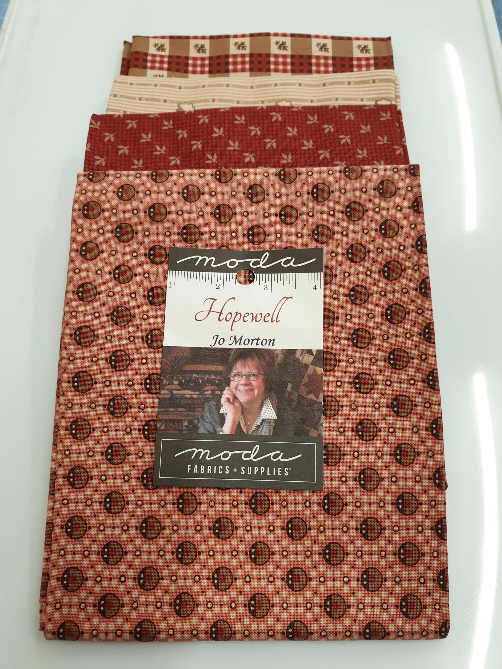 Hopewell Fat Quarter Pack Red/Neutral by Jo Morton for Moda Fabrics. 4 x FQ assorted fabrics Hopewell Fat Quarter Pack Red/Neutral by Jo Morton for Moda Fabrics. 4 x FQ assorted fabrics