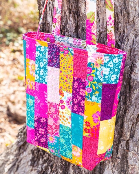 Charm Pack Tote Bag FREE Pattern from Moda Charm Pack Tote Bag FREE Pattern from Moda
