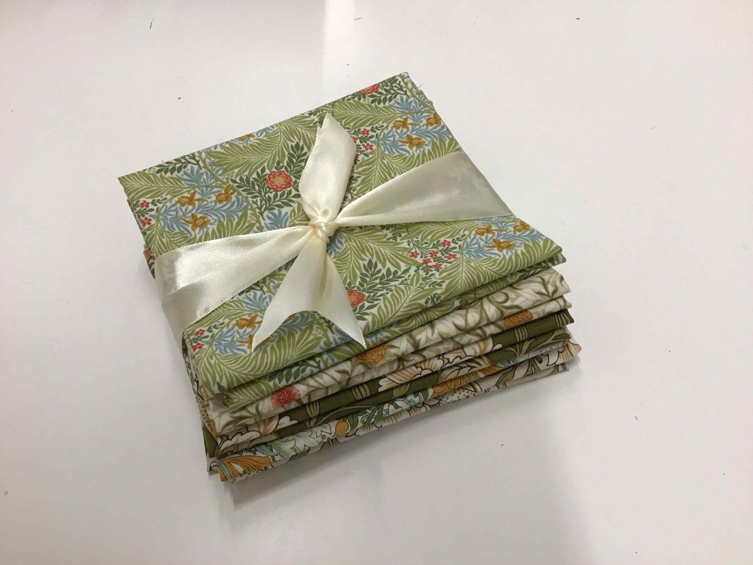 Morris Manor Bundle – 5 x fat quarters (green) Morris Manor Bundle - 5 x fat quarters (green)
